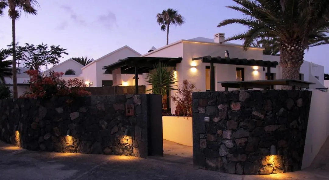 Apartment Bungalow Goa Pool View, Playa Roca Residence Sea Front Access - Free Ac - Wifi Costa Teguise Spain