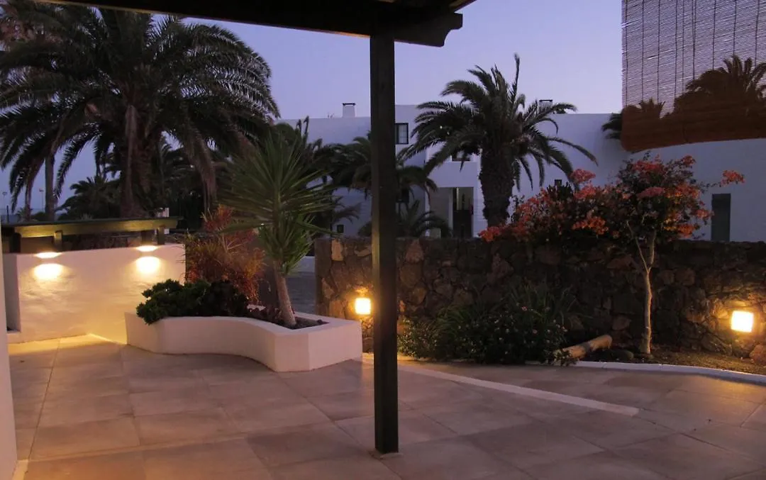 Bungalow Goa Pool View, Playa Roca Residence Sea Front Access - Free Ac - Wifi Costa Teguise 0*,  Spain